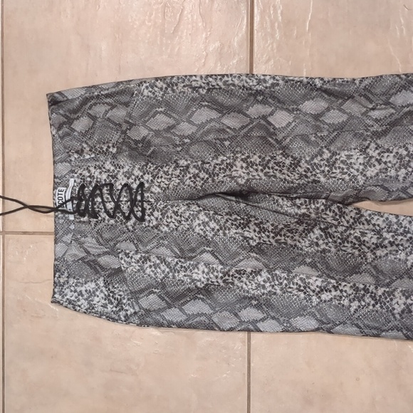 Ecote Faux Snake Skin Pants Size Small - Picture 3 of 6